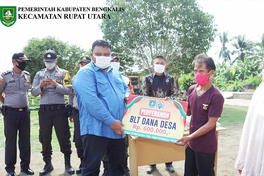 Camat Pimpin Penyerahan BLT Dana Desa, Beras dan Masker Kain ke Masyarakat Titi Akar
