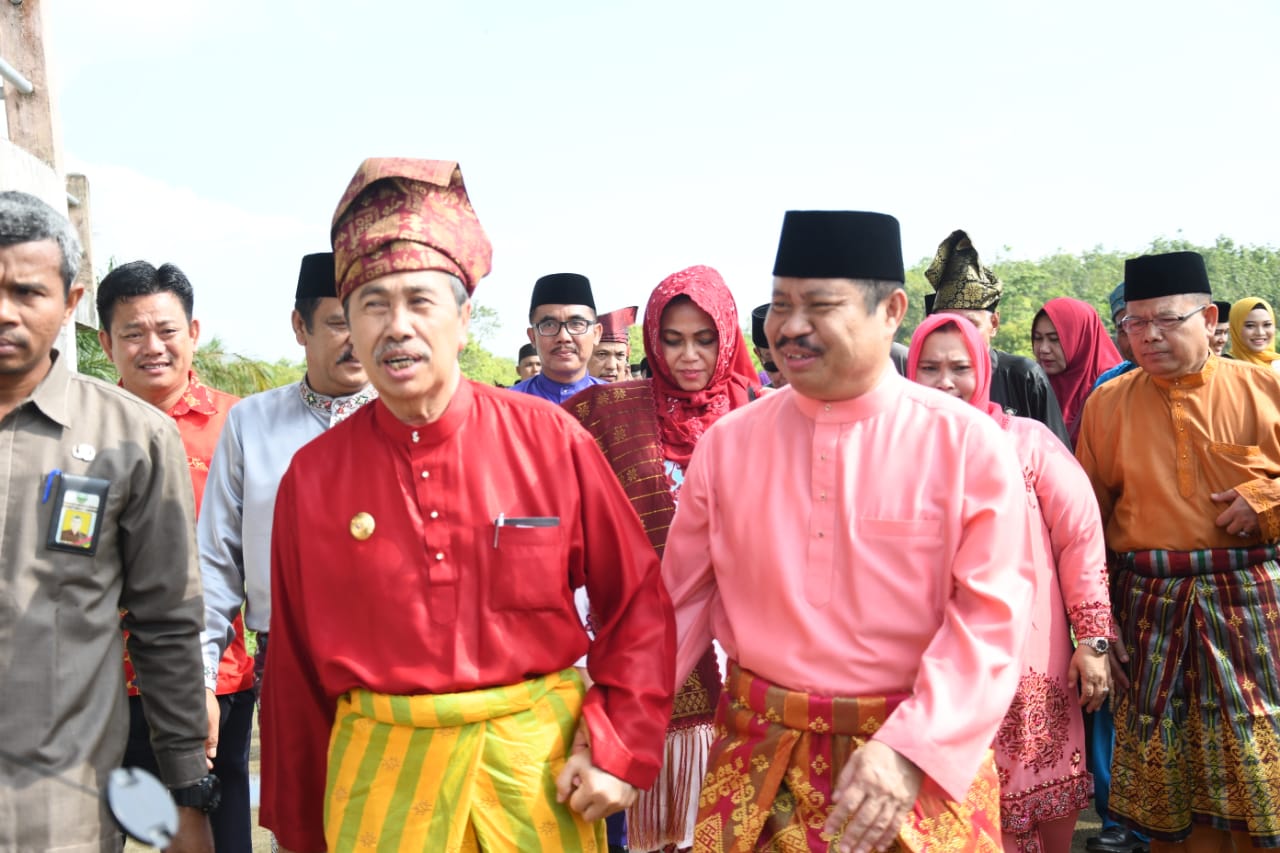 Gubernur Riau H Syamsuar Hadiri Puncak Festival Mandi Safar 2019 di Pantai Tanjung Lapin Rupat Utara
